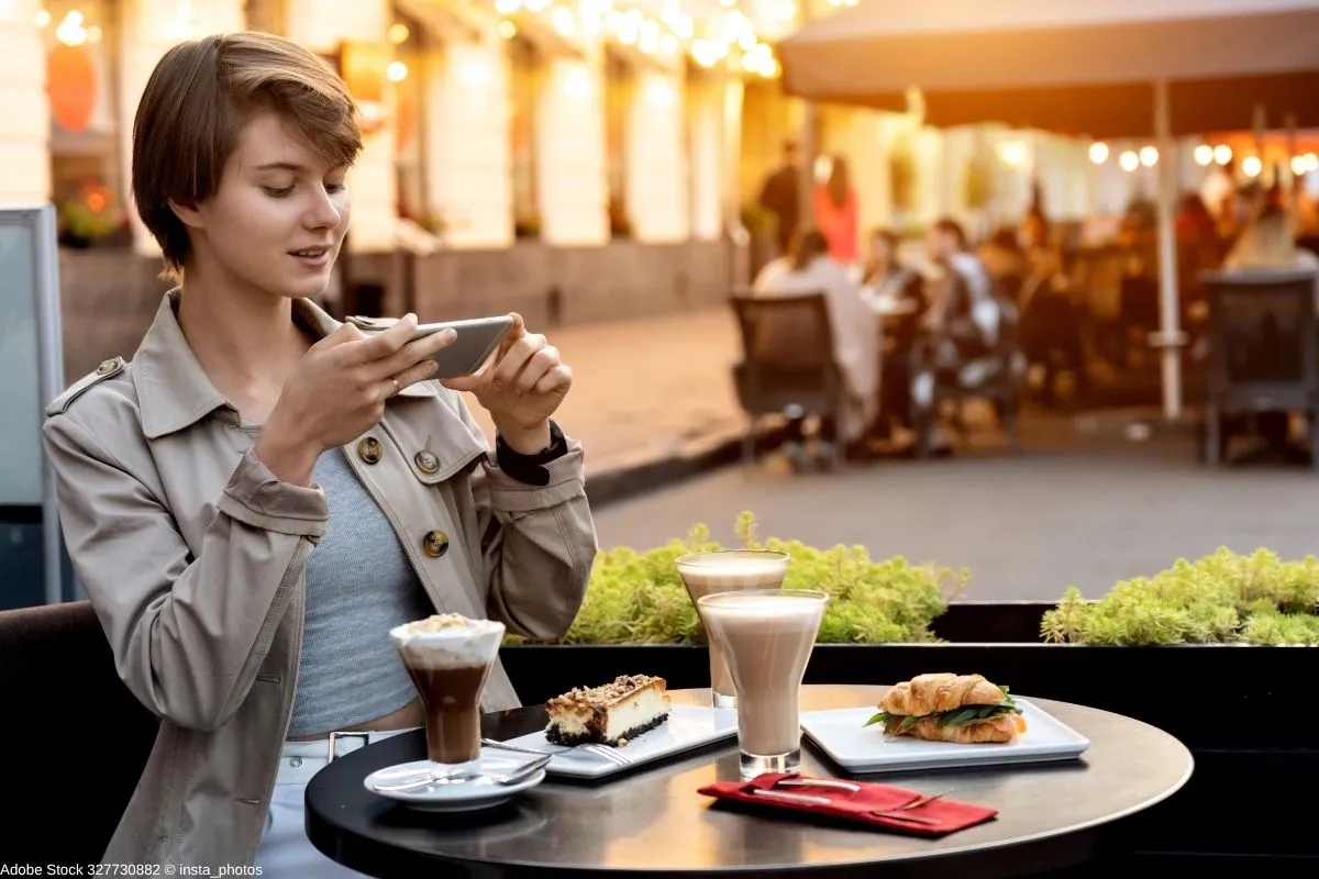 Restaurantmarketing mit Smartphone im Café zur digitalen Vermarktung gastronomischer Angebote