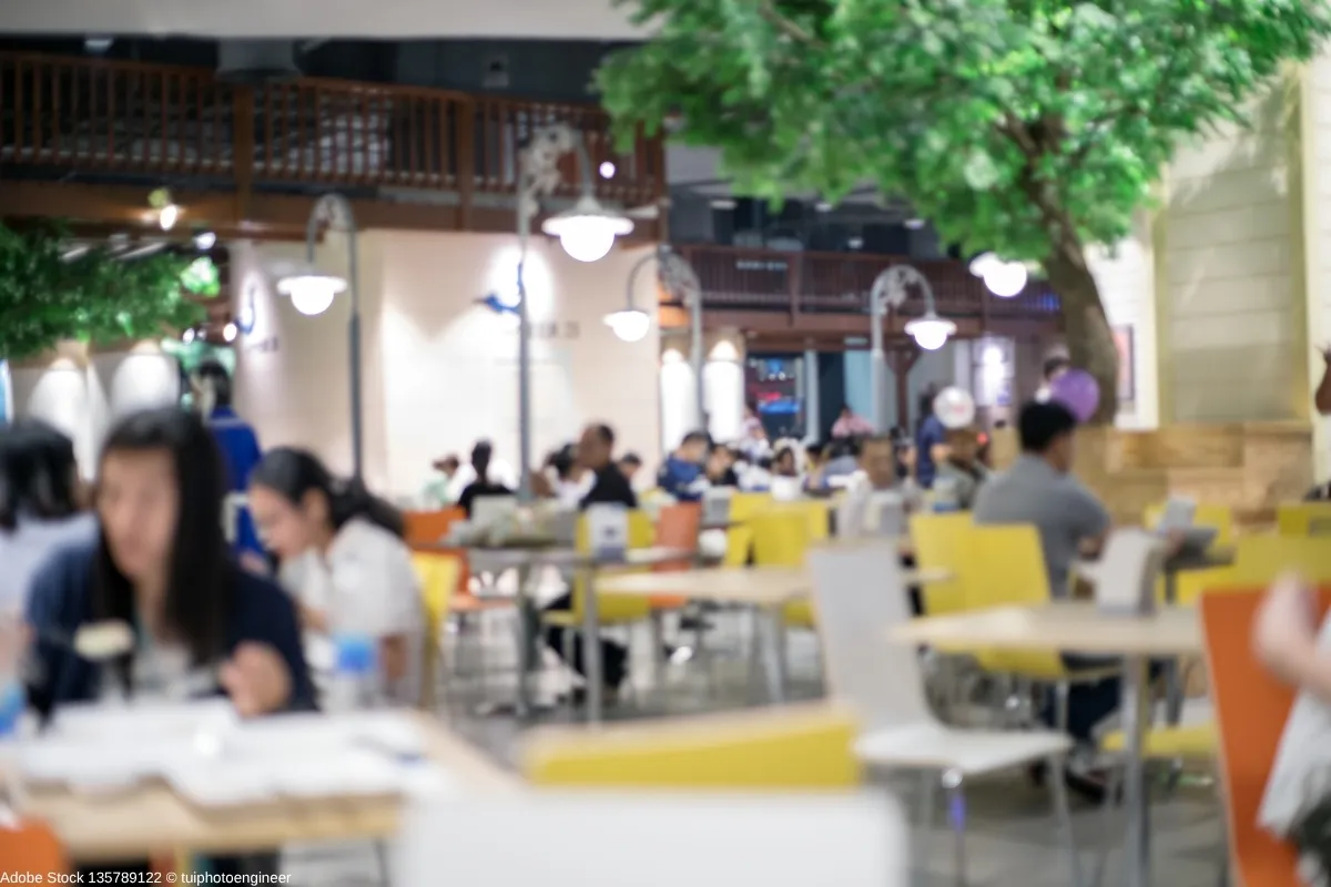 Food Court mit Sitzbereich und Gästen in einer modernen Gastronomiefläche