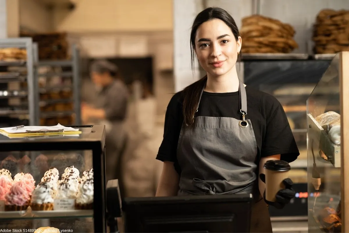 Franchise Gastronomie mit Mitarbeiterin hinter dem Verkaufstresen eines modernen Gastronomiebetriebs