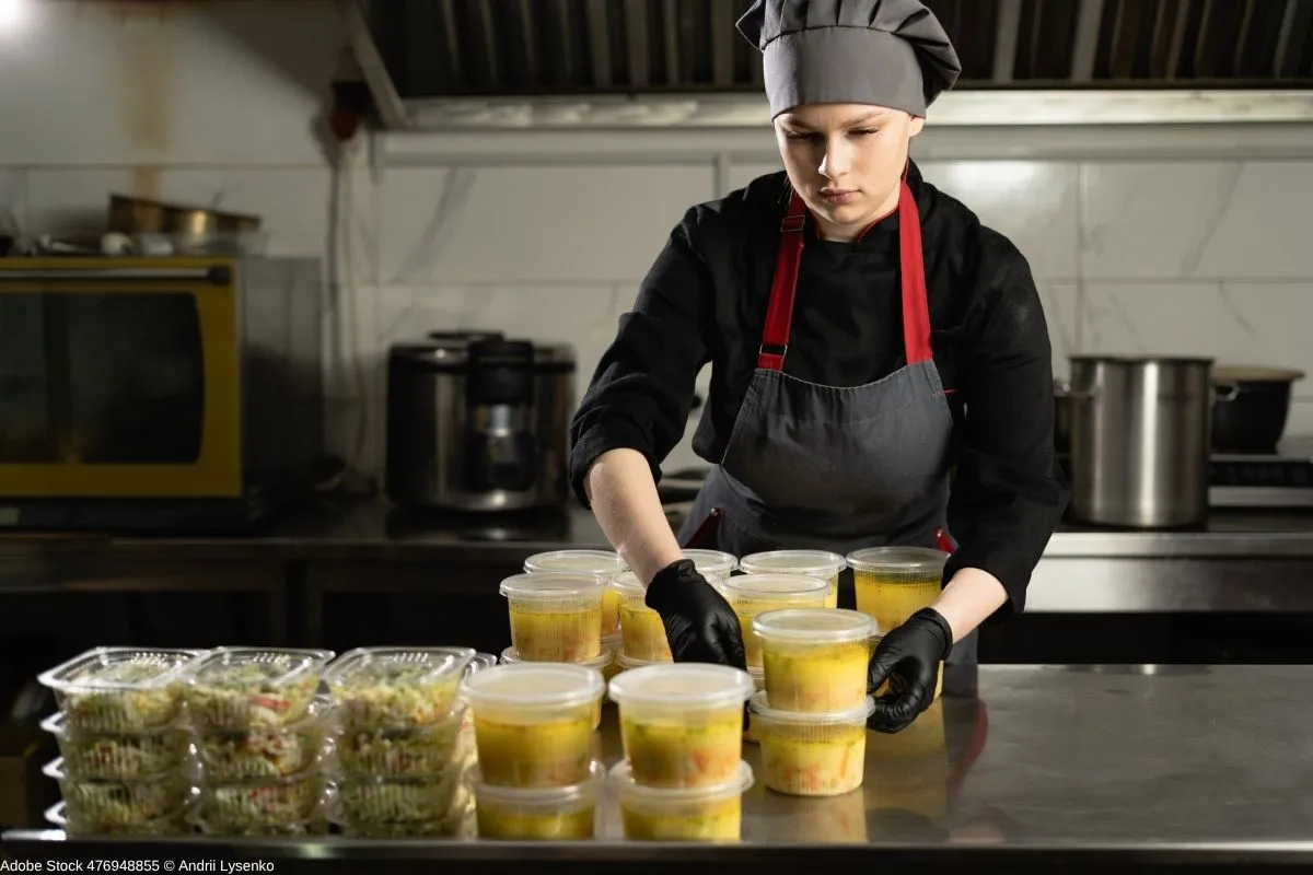 Ghost Kitchen mit vorbereiteten Liefergerichten in einer professionellen Küche