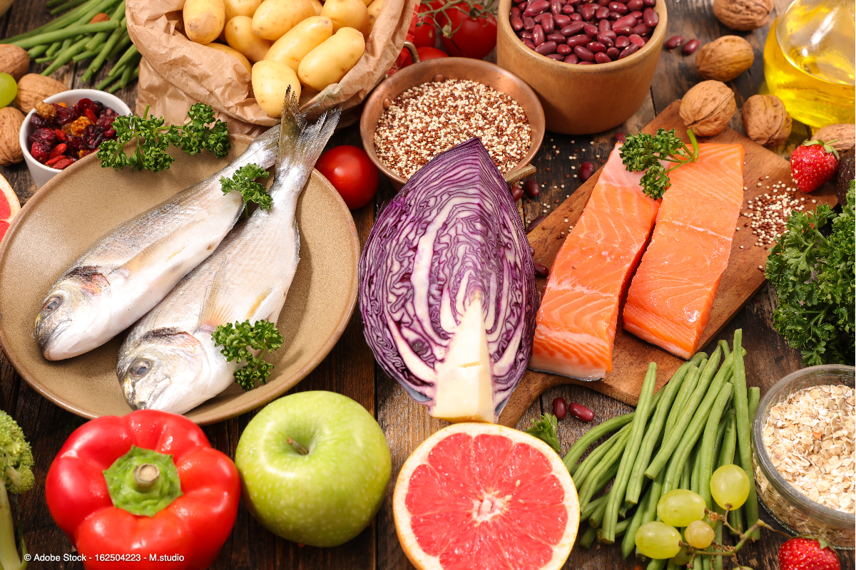 Frischer Fisch, Lachs, Gemüse, Obst und Hülsenfrüchte zeigen eine vielfältige Auswahl für Regionale Zutaten in der Gastronomie.